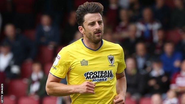 Chris Whelpdale: Stevenage re-sign former AFC Wimbledon winger - BBC Sport