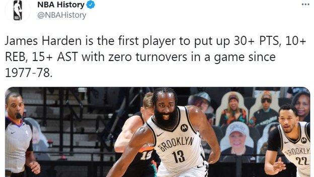 El tweet de James Harden de NBA History dice que es el primer jugador en anotar 30 puntos, 10 rebotes y 15 asistencias con cero pérdidas de balón desde 1977-78.