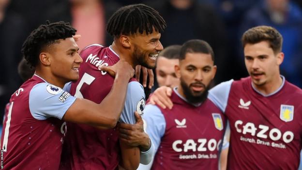 Tyrone Mings viert het winnende doelpunt in Aston Villa's Premier League-overwinning op Fulham in Villa Park