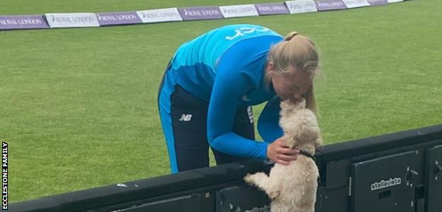 Sophie Ecclestone partage un moment avec son chien Rex pendant son service international avec l'Angleterre