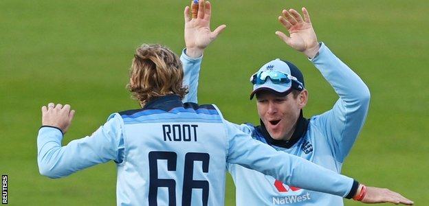 Eoin Morgan celebrates a wicket