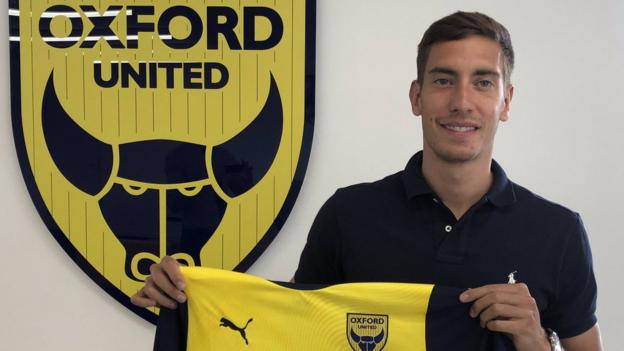 Alex Rodr&iacute;guez Gorr&iacute;n: Midfielder joins Oxford United on two-year contract