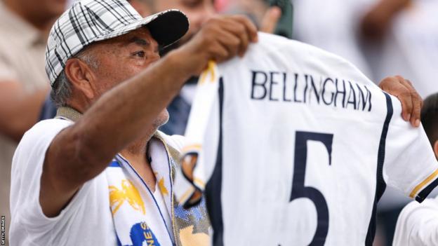 Real Madrid fans with the number five Bellingham shirt