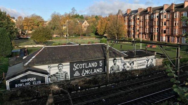 Watson sur une peinture murale sur le site de l'original Hampden