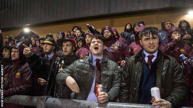 Penggemar Cardiff Met memberanikan diri Storm Dudley untuk menyaksikan tim mereka menghadapi Swansea University