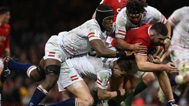 England's Maro Itoje, Lewis Ludlam and Freddie Steward combine to tackle Wales prop Gareth Thomas