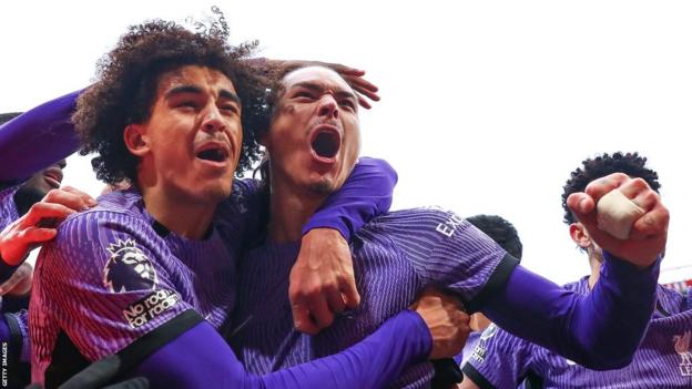 Liverpool striker Darwin Nunez celebrates with Jayden Danns after scoring late winner at Nottingham Forest