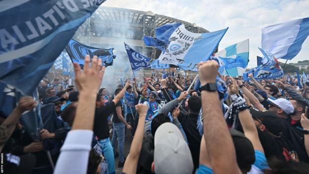 Tifosi del Napoli fuori dallo stadio di Diego Armando Maradona dopo il pareggio con la Celernitana