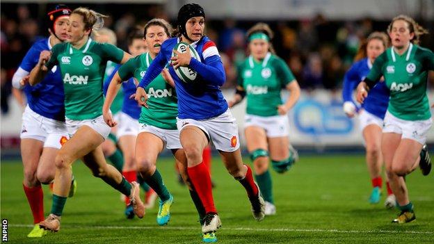 Caroline Boujard makes a break in last year's women's Six Nations game between Ireland and France