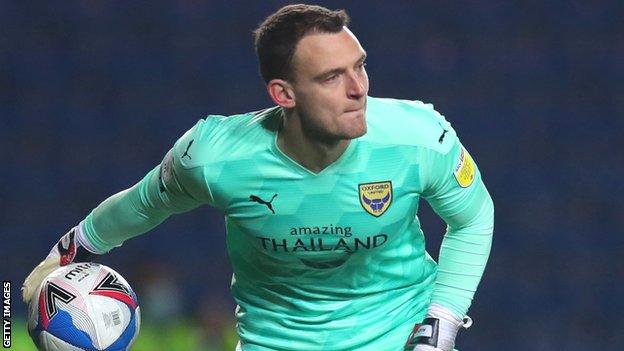 Simon Eastwood: Oxford United goalkeeper signs new deal until 2024 - BBC Sport