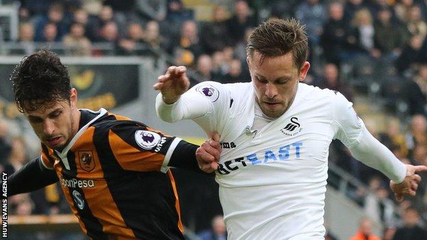 Gylfi Sigurdsson of Swansea City holds off Andrea Ranocchia in March 2017