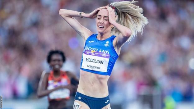 Eilish McColgan viert feest met haar handen op haar hoofd na het winnen van Commonwealth-goud op de 10.000 meter in Birmingham in 2022