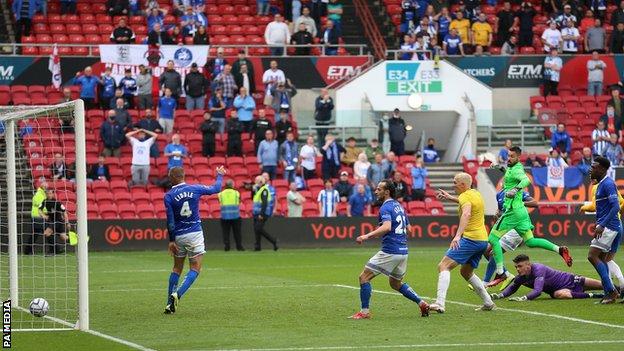 Lucas Covolan scores for Torquay