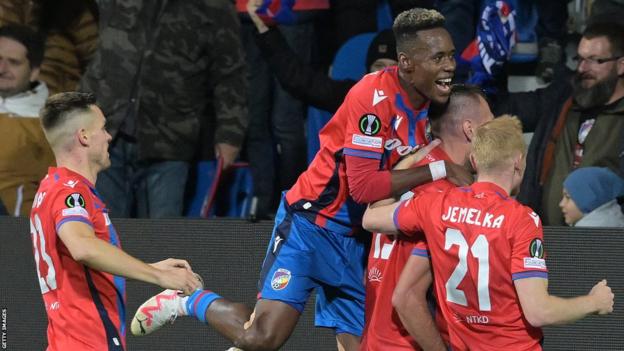 Các cầu thủ Viktoria Plzen ăn mừng