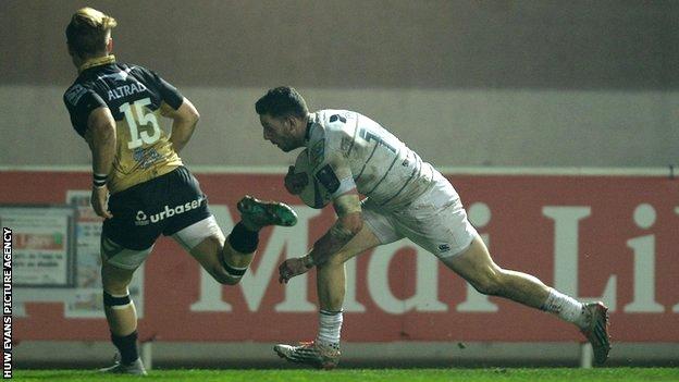 Alex Cuthbert scores Blues' try