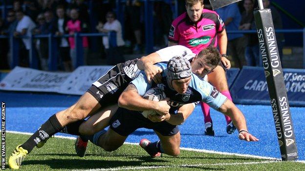 Tom James dives over for Cardiff Blues's second try