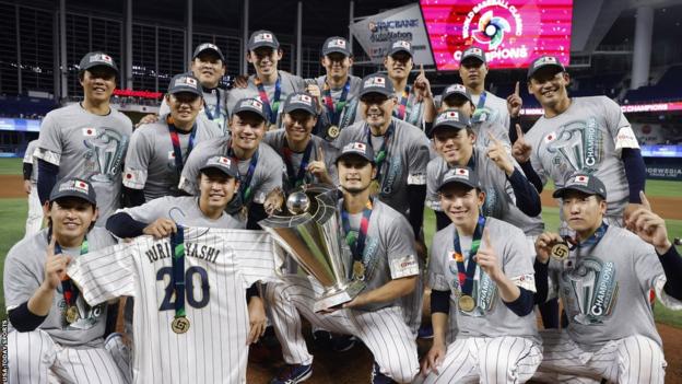 Los jugadores de Japón celebran ganar el Clásico Mundial de Béisbol después de su victoria por 3-2 sobre EE. UU.
