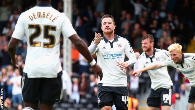 Ross McCormack celebrates with Moussa Dembele