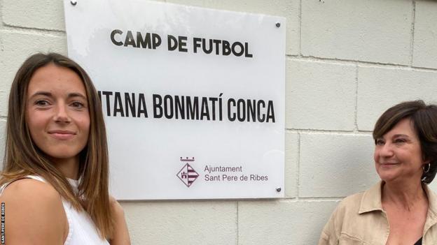 Aitana Bonmati poses in front of a sign bearing her name at her hometown club of Ribes