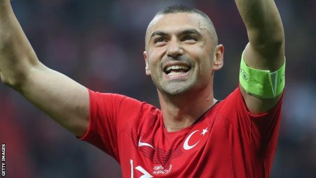 Burg Yilmas de Turquía hace gestos de multitud en el clasificatorio para la Eurocopa 2020 contra Islandia