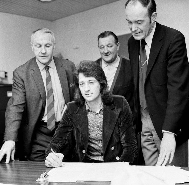 Frank Worthington signing for Liverpool in 1972 - before the deal collapsed