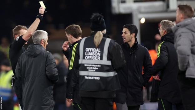 Mikel Arteta, entrenador del Arsenal recibe tarjeta amarilla del árbitro Samuel Barrott