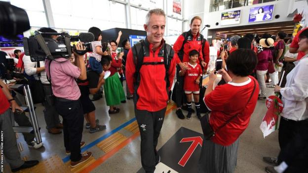 Rob Howley arrives in Japan