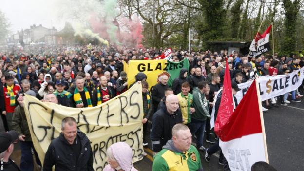 Manchester United fans protest against the Glazer family’s ownership of the club outside the stadium before the match