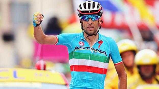Vuelta a Espana 2015: Vincenzo Nibali thrown off for being towed - BBC ...