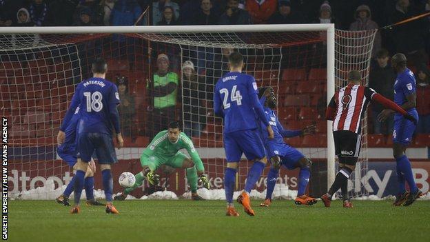 Leon Clarke of Sheffield United puts the ball past Cardiff City goalkeeper Neil Etheridge to score