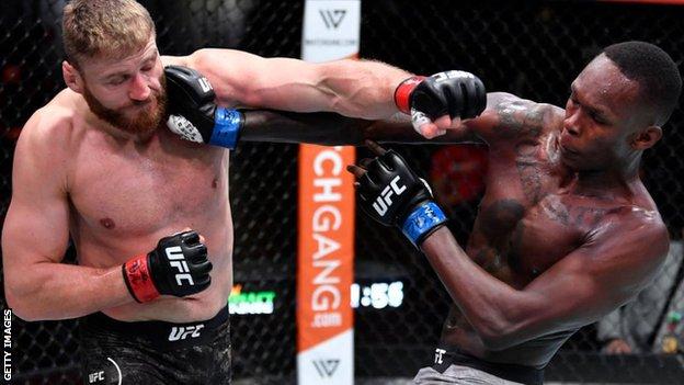 Jan Blachowicz de Pologne (à gauche) frappe Israël Adesanya du Nigéria dans son combat pour le championnat des poids lourds légers UFC lors de l'événement UFC 259 à Las Vegas