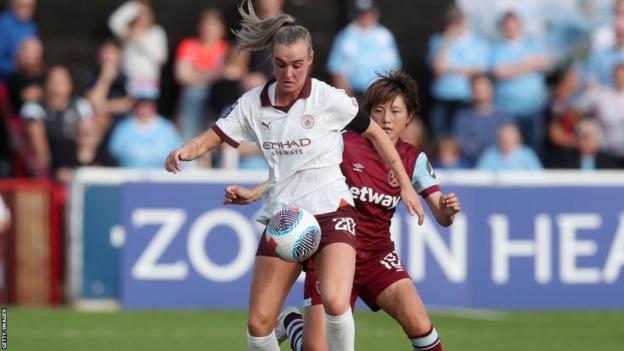 Jill Roord of Manchester City is challenged by Riko Ueki of West Ham