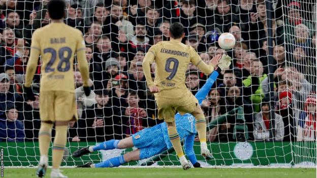 Robert Lewandowski scores a goal for Barcelona against Manchester United