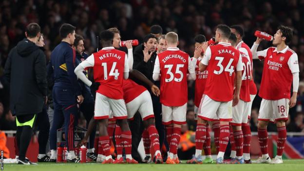 Mikel Arteta gives team talk against Manchester City