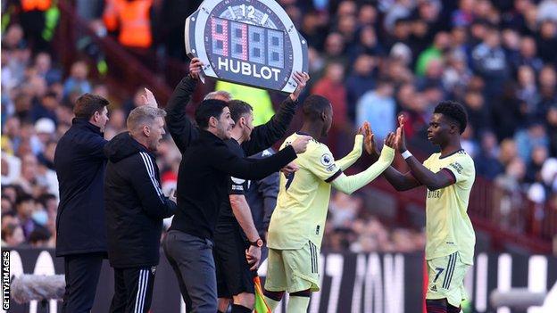 El suplente Nicolás Pepe sustituye a Bukayo Saka en el Arsenal