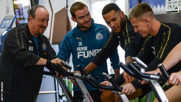 Benitez with Lascelles and Ritchie at training this week
