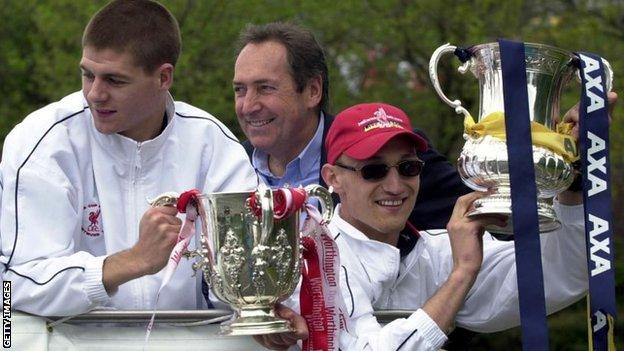 Steven Gerrard (left) and Gerard Houllier (centre) celebrate at Liverpool