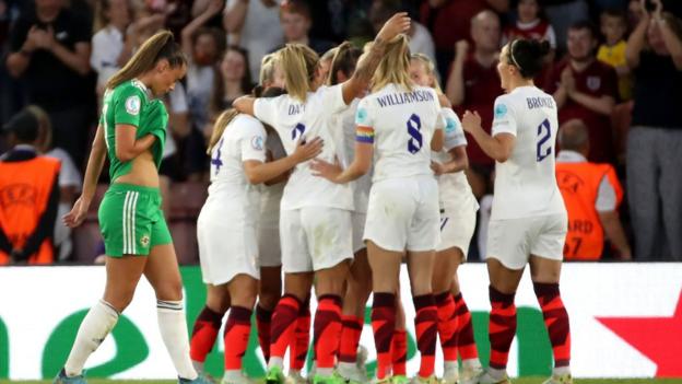 Las Leonas de Inglaterra celebran marcar un gol contra Irlanda del Norte en la final de la Eurocopa 2022 en Southampton