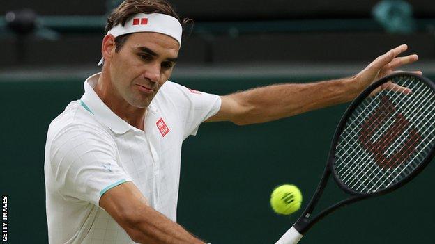 Roger Federer returns in his match against Lorenzo Sonego