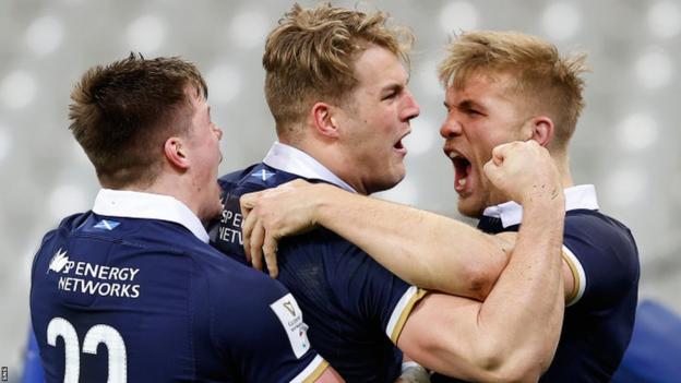 The Scotland players celebrate at full time during a Guinness Six Nations match between France and Scotland at the Stade de France