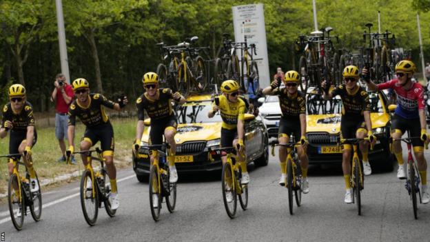 Jonas Vingegaard und sein Jumbo-Visma-Team stoßen auf der letzten Etappe auf seinen Tour-de-France-Sieg im Jahr 2023 an