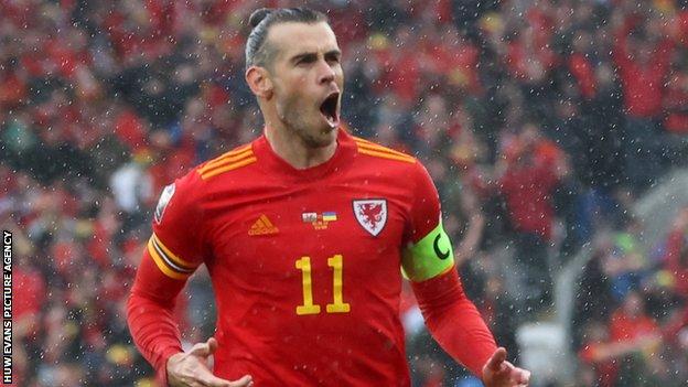 Gareth Bale: Cardiff City step up effort to sign Wales captain