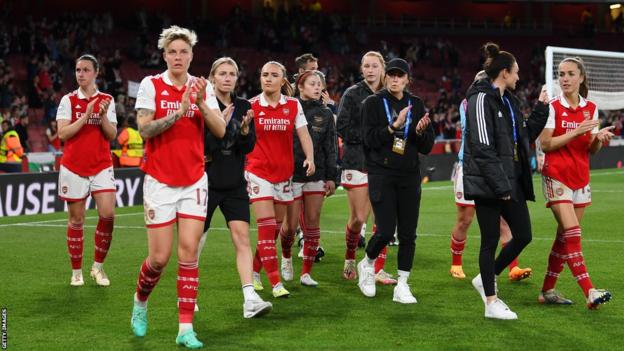 Arsenal players applaud the record crowd at the Emirates