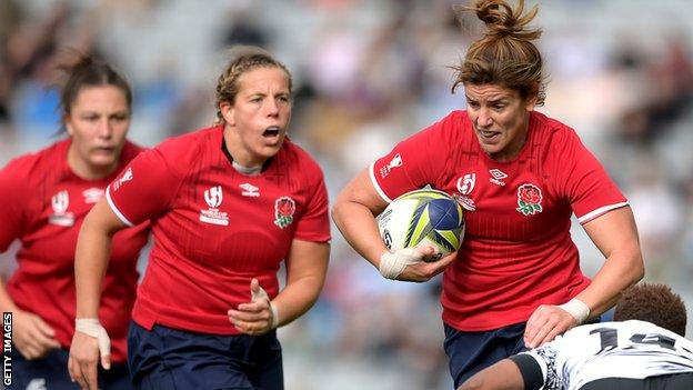 Sarah Hunter court avec le ballon alors que ses coéquipières anglaises suivent