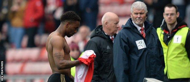 Jermain Defoe walks off after relegation in 2017