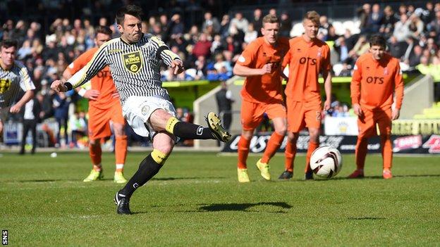 St Mirren striker Steven Thompson scoring against Kilmarnock
