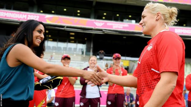 Isa Guha presents Katherine Sciver-Brunt with a cap for her 100th T20 international during the 2022 Commonwealth Games