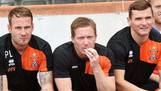 Lee McCulloch (right) on the Kilmarnock bench beside manager Gary Locke