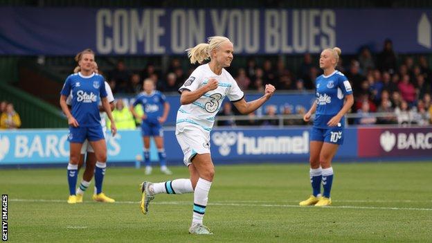 Pernille Harder celebra el gol contra el Everton