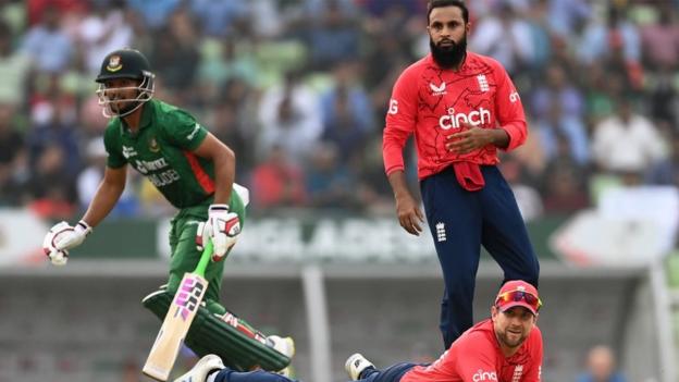 Adil Rashid y Dawid Malan observan cómo Najmul Hossain Shanto alcanza un límite